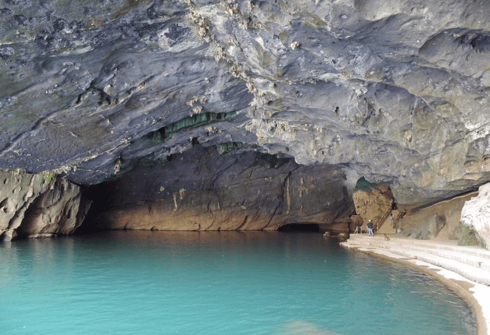 The crystal-clear water and limestone mountains flanking the river create a peaceful ambiance (Source: Canva)